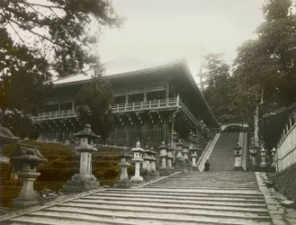 Nara-i cölöpökön álló buddhista templom látképe, 1900 körül - 1915 (fénykép)