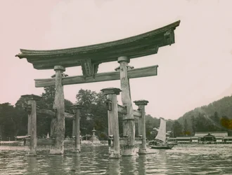 A Torii látképe Miyajima szigetén, 1900 körül - 1915 (fénykép)