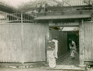 Fiatal japán nő barátnőjét látogatja meg, 1900 körül - 1915 (fénykép)