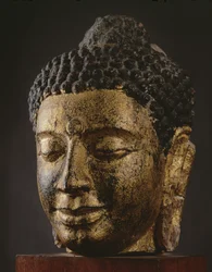 Óriási Buddha-fej csukott szemmel, Srivijaya stílus