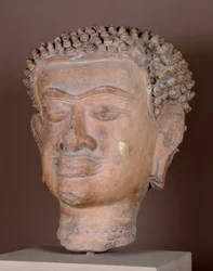 Buddha feje, Haripunjaya Királyság (terrakotta)