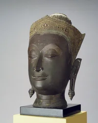 A Feldíszített Buddha feje