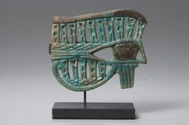 Wedjat szem amulett Nehebkau isten figuráival (fajansz)