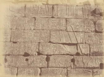 Hieroglifás feliratok és szobrok közeli nézete (A legyőzött nemzetek listája), Karnak