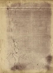 Közeli kép a hieroglif feliratokról (valószínűleg Edfu templomáról)