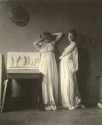 Két női modell klasszikus jelmezben Eakins „Arcadia” szobrával, 1883 körül (platina nyomat)