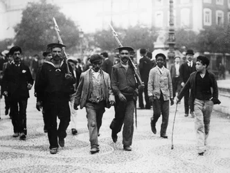Tengerészek letartóztattak egy royalistát a portugál forradalom idején, 1910
