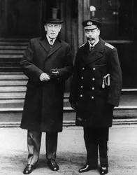 A király Wilson elnökkel pózol a Buckingham-palota előtt, 1919. december 31-én