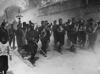 Fiatal török katonák diadalmas bevonulása Konstantinápolyba, 1909. május