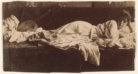 Blanche Gilroy klasszikus jelmezben, bendzsóval fekve