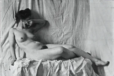 Azonosítatlan modell, c. 1886-1892.