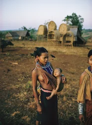 Khmer Loeu anya és gyermeke egy hordozókötélben és hagyományos hegyi törzs szarongban Phum...