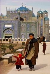 A Mazar-i-Sharif-i mecset és mauzóleum látogatói, a Masjid-e-Kabud, más néven Rawze-e-Sharif...