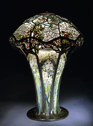 Egy „Pókháló” ólomüveg asztali lámpa a Tiffany Studios-tól, kb. 1906