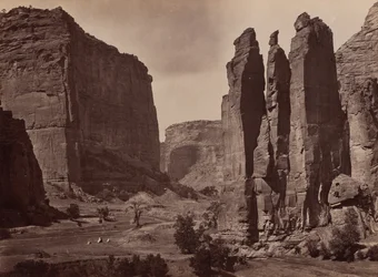 Canyon de Chelly. A Grand Canyon mintegy 1200 láb magas falai.