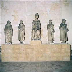 VII. Henrik (12745-1313) szent római császár szobra tanácsosaival 1315 (márvány)