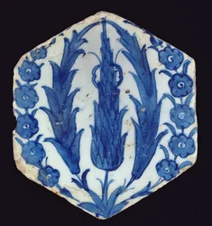 Hatszögletű Isnik csempe ciprusokkal és prunusszal, 1560-70 (színes alátéttel ellátott cserép)