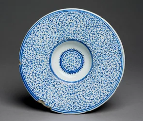 Tondino Dish, Iznik Golden Horn edények, török, 1535-45 körül (máz alatti kék kőpaszta) 88;lásd még: 117758;