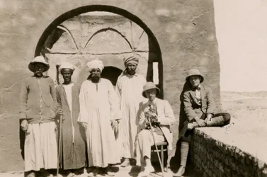 Négy munkás, Ferdinando Reggiori építész és Ugo Monneret de Villard régész a Szent Simeon kolostorban, Asszuán, Egyiptom, fotó: Ugo Monneret de Villard