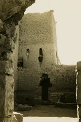 A Szent Simeon kolostor nagy kapu (qasr) belseje, Asszuán, Egyiptom, Ugo Monneret de Villard fotója.