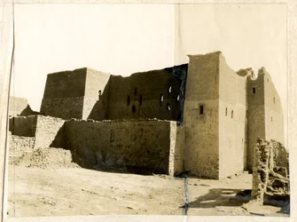 A Szent Simeon kolostor nagy kaputornya (qasr), Asszuán, Egyiptom, Ugo Monneret de Villard fotója.