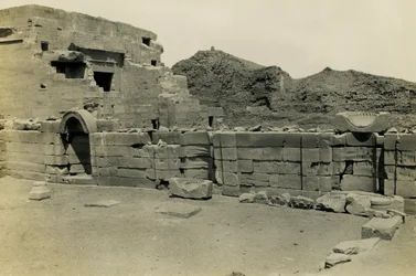 A kopt templom romjai a Hathor templom közelében, Dendera, Egyiptom, fotó: Ugo Monneret de Villard