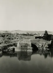Templomromok Elephantine szigetén, előtérben Kleopátra fürdőjével, Asszuán, Egyiptom, Ugo Monneret de Villard fotója.