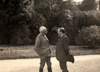 Louis Barthou Luigi Cadorna tábornokkal beszél. A fotó 1916 májusában, az I. világháború idején készült. (f/w fotó)