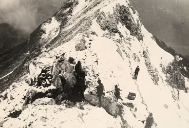 Géppuskafészkek kialakításának munkálatai a Monte Nerón az első világháború alatt