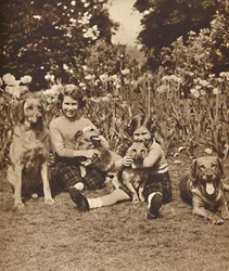 - És barátok, Erzsébet és Mária hercegnők a királyi páholyban, Windsor, c1936 1937