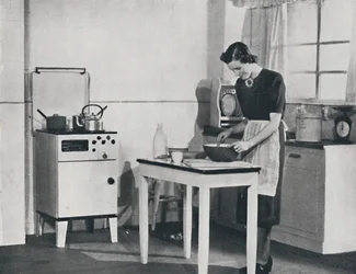 Szekrényes gáztűzhellyel felszerelt brit konyha, 1942.