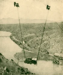 A Contractors Engine Being Across A Canyon, Rio Grande River, Új-Mexikó, 1930.