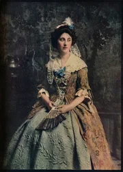 Egy 18. század eleji ruha, steppelt alsószoknya remek példájával, 1913
