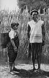 Egy moi házaspár a falu palánkján, Afrika, 1922