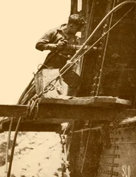 Szegecskalapács működés közben a Sydney Harbour Bridge-en, 1930.
