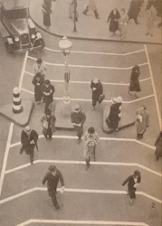 Biztonsági sáv a Charing Cross állomással szemben, c1934, 1935