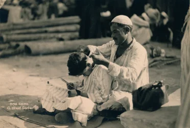 Egy utcai borbély, Kairó, Egyiptom, 1936