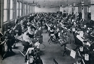 A világ legnagyobb komponálógép-akkumulátorának képe, 1916