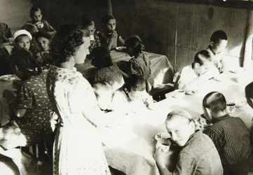 Fiatal úttörők tábori étkezde, Szovjetunió, 1930-as évek