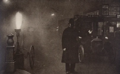 Egy rendőr irányítja a forgalmat a ködben, London, 1910-es-20-as évek
