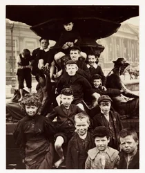 Gyermekcsoport a Liverpool-i Steble-kút előtt, egy ismeretlen fotós készítette 1905 körül.