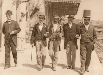 Egy csoport úriember sétál, 1937