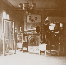 Egy zongoristanő Emil Berliner első londoni stúdiójában, Cockburn Hotel, 1898