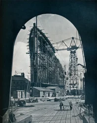 Lenyűgöző orrnézet az óriás Cunard hajóról, a Queen Maryről a Clydebankban, Glasgow, 1934