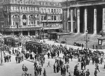 Kilátás a tőzsdére a német csapatok átvonulása közben, 1914