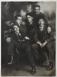 Alexey Kruchenykh, David Burlyuk, Vladimir Majakovsky, Nikolai Burlyuk és Benedict Livshits, 1913.