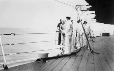 Amerikai színész és filmrendező, Douglas Fairbanks, Sr a HMS Malaya fedélzetén, Velence, Olaszország 1938