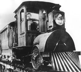 Thomas Alva Edison amerikai feltaláló egy elektromos vasút fedélzetén, 1892