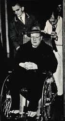 Egy baleset Mr. Churchillnek, 1931. november, 1945.