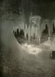 Jégbarlang télen. Fényképezte: a hurrikánlámpák fénye, c1908, 1909.